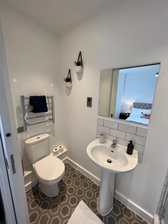 Modern 2 Bedroom Apt Sleeps 6 - Near Gloucester Exterior photo
