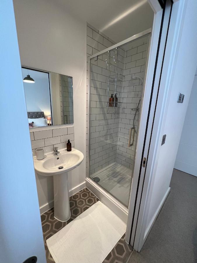 Modern 2 Bedroom Apt Sleeps 6 - Near Gloucester Exterior photo